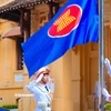 Lực lượng tiêu binh thực hiện nghi thức thượng cờ ASEAN. (Ảnh: Vietnam+)