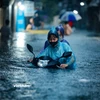 Cận cảnh người Hà Nội chật vật 'bơi' trên phố trong cơn mưa lớn kéo dài chiều nay, 30/9