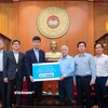 Ông Na Ki Hong, Tổng Giám đốc Samsung Việt Nam, trao số tiền 10 tỷ đồng hỗ trợ tại cơ quan Trung ương Mặt trận Tổ quốc Việt Nam. (Ảnh: Hoài Nam/Vietnam+)