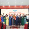 Bí thư Đảng ủy Chính phủ, Thủ tướng Chính phủ Phạm Minh Chính tặng hoa chúc mừng Ban Chấp hành nhiệm kỳ mới. (Ảnh: Hoài Nam/Vietnam+)