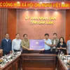 Thủ tướng Chính phủ Phạm Minh Chính trao hỗ trợ số tiền 50 tỷ đồng cho tỉnh Đắk Lắk từ nguồn vận động của Ban Vận động Cứu trợ Trung ương. (Ảnh: Báo Đắk Lắk)
