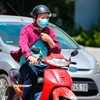Người dân di chuyển dưới trời nắng gắt. (Ảnh: Hoài Nam/Vietnam+)