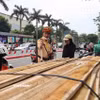 Lực lượng Cảnh sát giao thông Hà Nội đồng loạt triển khai kiểm tra, xử lý các phương tiện vi phạm liên quan đến xe tự chế, xe chở hàng cồng kềnh trên các tuyến phố trọng điểm. (Ảnh: PV/Vietnam+)