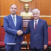 Ông Đỗ Văn Chiến, Ủy viên Bộ Chính trị, Bí thư Trung ương Đảng, Chủ tịch Ủy ban Trung ương Mặt trận Tổ quốc Việt Nam trao đổi với Đại sứ Cuba tại Việt Nam Rogelio Polanco Fuentes. (Ảnh: PV/Vietnam+)