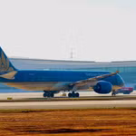 Chuyến bay chở khách đầu tiên của Vietnam Airlines hạ cánh xuống Sân bay Long Thành, đánh dấu mốc quan trọng trong quá trình đưa vào hoạt động. (Ảnh: PV/Vietnam+)
