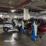 Một trụ sạc dành cho xe điện dưới hầm chung cư tại thành phố Hà Nội. (Ảnh: Việt Hùng/Vietnam+)