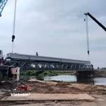 Nhà thầu thi công hạng mục đúc dầm cầu. (Ảnh: Việt Hùng/Vietnam+)