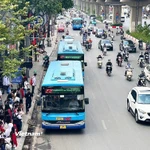 Các tuyến xe buýt của Transerco vẫn giữ vai trò chủ lực trong vận tải hành khách công cộng của Thủ đô. (Ảnh: PV/Vietnam+)