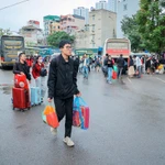 Hành khách lỉnh kỉnh đồ đạc tại Bến xe Giáp Bát trong ngày cuối nghỉ Tết trở về Thủ đô. (Ảnh: Hoài Nam/Vietnam+)