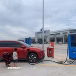 Một trạm dừng nghỉ trên tuyến cao tốc Bắc-Nam đã đầu tư hệ thống sạc cho xe điện. (Ảnh: Việt Hùng/Vietnam+)