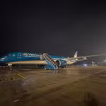 Tàu bay của Vietnam Airlines để thực hiện chuyến bay chở đoàn cứu hộ Việt Nam sang Venezuela. (Ảnh: PV/Vietnam+)