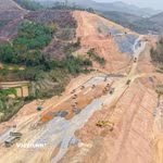 Nhà thầu triển khai thi công một dự án đường bộ cao tốc. (Ảnh: Việt Hùng/Vietnam+)