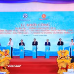 Các đại biểu nhấn nút khởi công Dự án trục không gian Quốc lộ 1A gắn với chỉnh trang và tái thiết đô thị đoạn từ đường Vành đai 1 đến nút giao Cầu Giẽ. (Ảnh: Việt Hùng/Vietnam+)