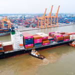 Bốc xếp hàng hóa container tại một cảng biển của Tổng công ty Hàng hải. (Ảnh: PV/Vietnam+)