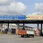 Các phương tiện lưu thông thông suốt qua trạm thu phí T1, trên Quốc lộ 51 khi tạm dừng thu phí. (Ảnh: TTXVN phát)