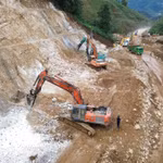 Nhà thầu thi công Dự án kết nối giao thông các tỉnh miền núi phía Bắc. (Ảnh: Khánh Hùng/Vietnam+)