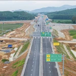 Dự án cao tốc Quảng Ngãi-Hoài Nhơn dài 88km sẵn sàng thông tuyến trước ngày 19/12. (Ảnh: PV/Vietnam+)