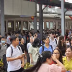 Ngành Đường sắt thực hiện điều chỉnh giảm giá vé đối với nhiều đoàn tàu khách trong dịp cao điểm hè. (Ảnh: PV/Vietnam+)