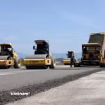 Nhà thầu thi công nền đường một dự án đường bộ cao tốc. (Ảnh: Việt Hùng/Vietnam+)