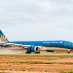 Chuyến bay hàng không dân dụng đầu tiên do Vietnam Airlines thực hiện đã hạ cánh thành công xuống Sân bay Long Thành. (Ảnh: PV/Vietnam+)