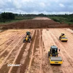 Nhà thầu thi công nền đường một Dự án thành phần đường cao tốc Bắc-Nam phía Đông. (Ảnh: Việt Hùng/Vietnam+)