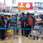 Hành khách làm thủ tục chuyến bay tại Cảng Hàng không quốc tế Nội Bài. (Ảnh: PV/Vietnam+)