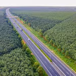 Phương tiện lưu thông trên một tuyến đường cao tốc được đưa vào khai thác. (Ảnh: PV/Vietnam+)