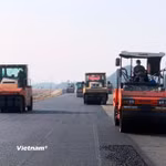 Nhà thầu thi công thảm nhựa mặt đường một dự án thành phần cao tốc. (Ảnh: Việt Hùng/Vietnam+)