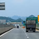 Phương tiện lưu thông trên tuyến cao tốc Bắc-Nam đoạn Mai Sơn-Quốc lộ 45 với quy mô phân kỳ đầu tư 4 làn xe hạn chế. (Ảnh: Việt Hùng/Vietnam+)