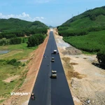 Nhà thầu thi công thảm bêtông nhựa nền đường Dự án cao tốc Quy Nhơn-Chí Thạnh. (Ảnh: Khánh Hùng/Vietnam+)