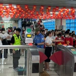 Đường sắt đô thị tại Hà Nội thu hút rất đông khách nhờ soát vé tự động. (Ảnh: PV/Vietnam+)