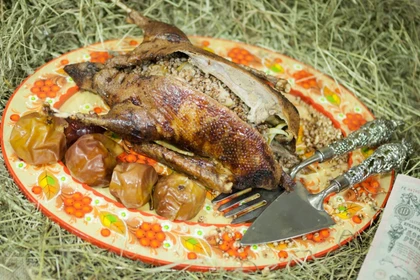 Ngỗng quay nhồi kiều mạch. (Nguồn: Moscow Times)