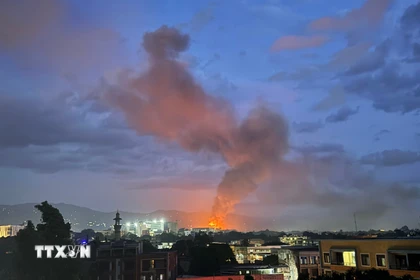 Khói bốc lên sau vụ nổ kho vũ khí tại Bujumbura, Burundi, ngày 31/3/2026. (Ảnh: THX/TTXVN)