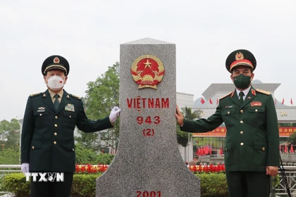 Bộ trưởng Quốc phòng Phan Văn Giang và Bộ trưởng Quốc phòng Trung Quốc Ngụy Phượng Hòa chào cột mốc biên giới Việt Nam tại cửa khẩu Tà Lùng. (Ảnh: Trọng Đức/TTXVN)