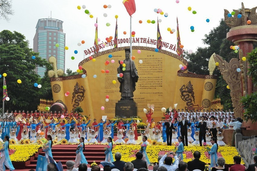 Khu vực tượng đài Vua Lý Thái Tổ sẽ được mở rộng sân Khánh tiết về phía vỉa hè đường Đinh Tiên Hoàng. (Ảnh: TTXVN)