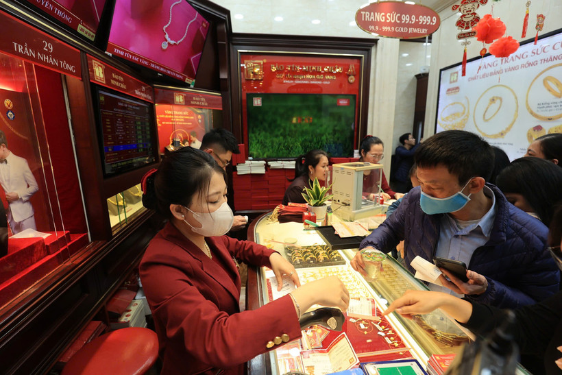 Khách hàng giao dịch vàng tại Hà Nội. (Ảnh: Đức Duy/Vietnam+)