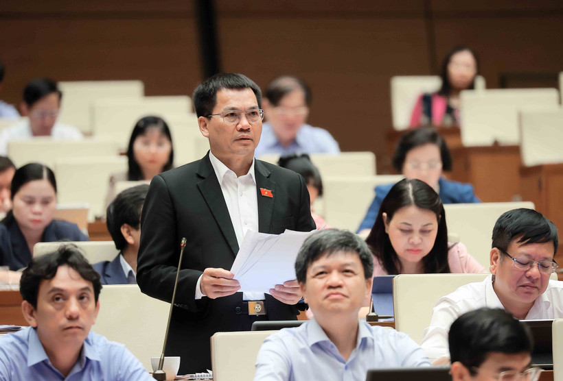 Các đại biểu thảo luận tại hội trường các dự án luật trình Quốc hội tại Kỳ họp thứ 9, Quốc hội khóa XV. (Ảnh: TTXVN)