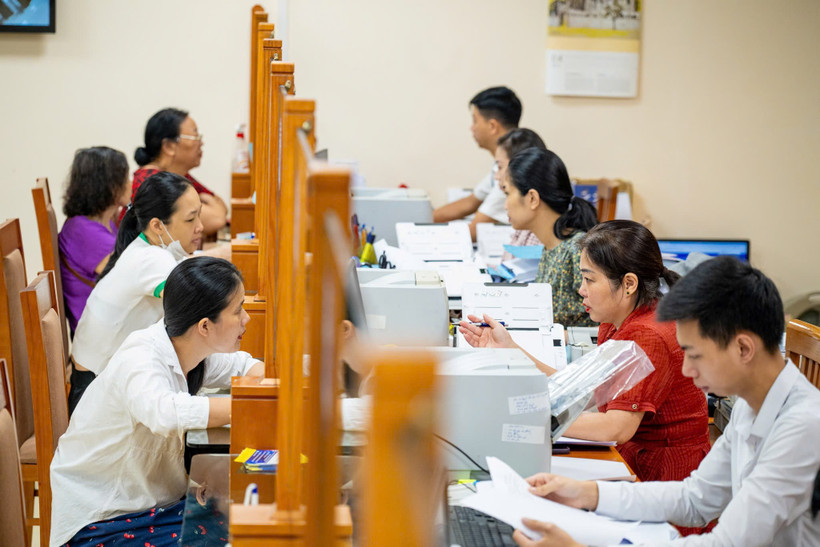 Bộ phận giải quyết thủ tục hành chính một cửa phục vụ người dân nhanh chóng. (Ảnh: Minh Sơn/Vietnam+)