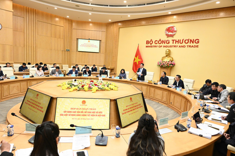 Bộ trưởng Nguyễn Hồng Diên chủ trì phiên họp lần 01 Ban soạn thảo Luật sửa đổi, bổ sung một số điều của Luật Sử dụng năng lượng tiết kiệm và hiệu quả. (Ảnh: PV/Vietnam+)