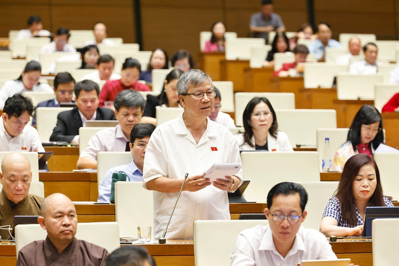 Quốc hội thảo luận tại hội trường về các dự án luật. (Ảnh: TTXVN)