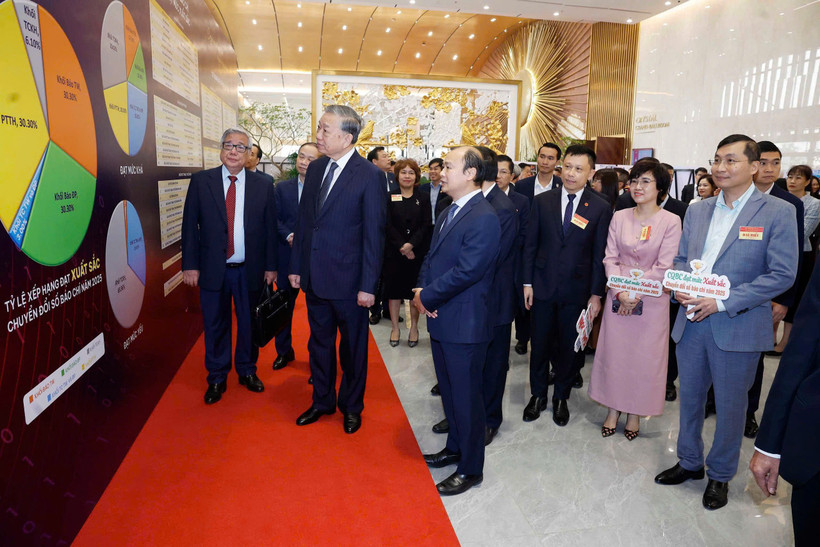 Tổng Bí thư Tô Lâm tham quan không gian trưng bày thành tựu chuyển đổi số trong báo chí. (Ảnh: Thống Nhất/TTXVN)