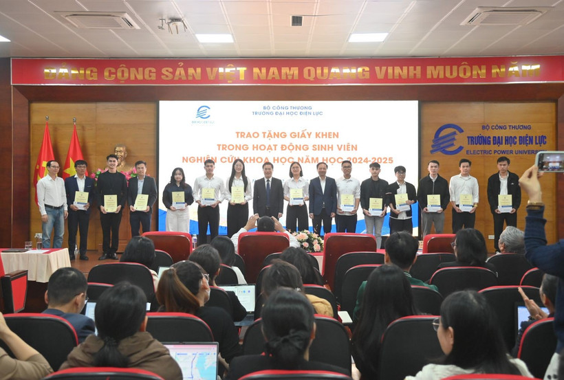 EPU tuyên dương các tập thể tiêu biểu có thành tích trong hoạt động sinh viên nghiên cứu khoa học.