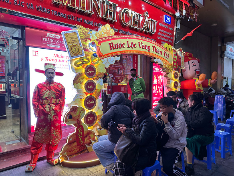 Người dân xếp hàng mua vàng ngày vía Thần Tài. (Ảnh: Đức Duy/Vietnam+)