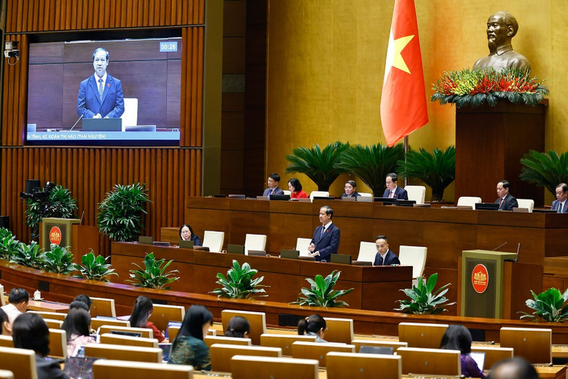 Bộ trưởng Bộ Giáo dục và Đào tạo Nguyễn Kim Sơn trả lời chất vấn. (Ảnh: TTXVN)