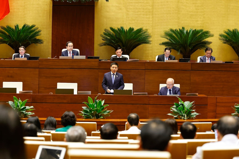 Bộ trưởng Bộ Tài chính Nguyễn Văn Thắng trả lời chất vấn. (Ảnh: TTXVN)