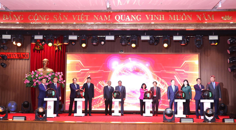 Bí thư Thành ủy Hà Nội Bùi Thị Minh Hoài cùng các đại biểu bấm nút khai trương các ứng dụng chuyển đổi số của Thành ủy Hà Nội dùng chung cho khối đảng, chính quyền, Mặt trận Tổ quốc và các tổ chức chính trị-xã hội thành phố Hà Nội. (Ảnh: Văn Điệp/TTXVN)