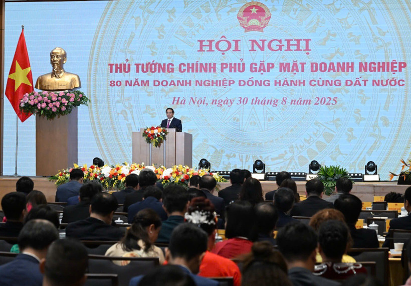 Thủ tướng Phạm Minh Chính tới dự Hội nghị gặp mặt doanh nghiệp với chủ đề "80 năm doanh nghiệp đồng hành cùng đất nước." (Ảnh: PV/Vietnam+)
