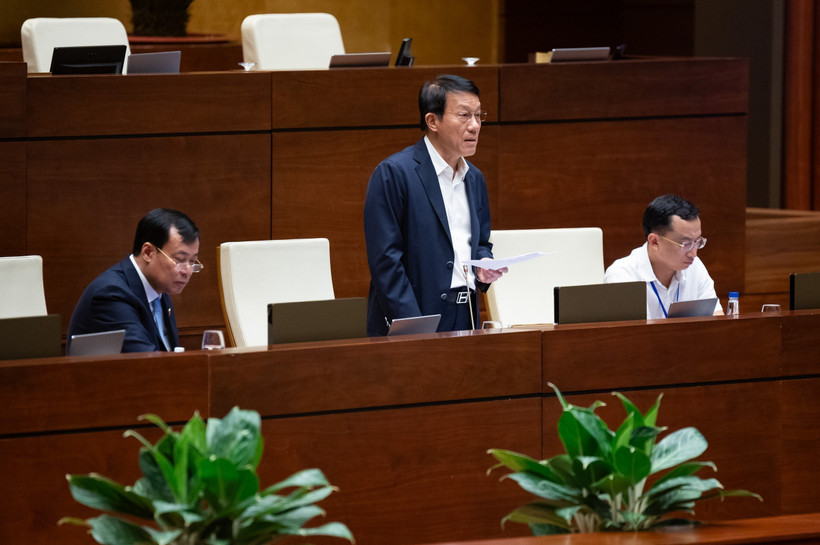 Bộ trưởng Bộ Công an Lương Tam Quang giải trình làm rõ vấn đề Đại biểu Quốc hội nêu tại Kỳ họp thứ 9, Quốc hội khóa XV. (Ảnh: TTXVN)