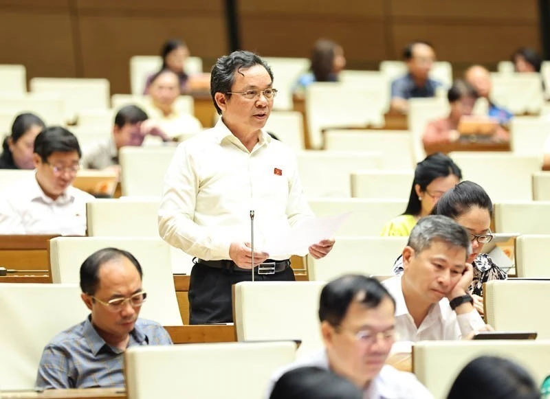 Các đại biểu Quốc hội thảo luận tại hội trường về các dự án luật quan trọng. (Ảnh: Minh Đức/TTXVN)