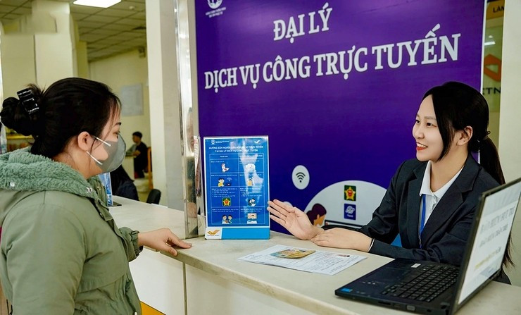 Các đại lý dịch vụ công trực tuyến hướng dẫn chi tiết từng bước thực hiện nhiều thủ tục hành chính. (Ảnh: Hanoi.gov.vn)